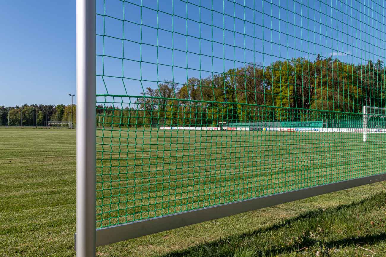 Ballfangzaun mit verschiedenen Maschenweiten